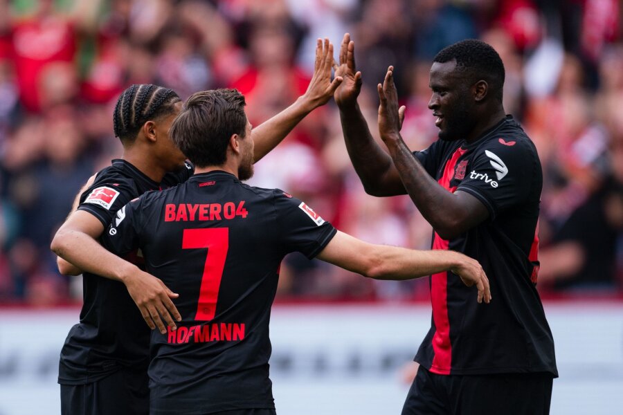 Bayer feiert historischen Titel: Meisterschale bei den Fans - Die Werkself bestätigte mit dem Sieg gegen Darmstadt eine meisterhafte Saison.