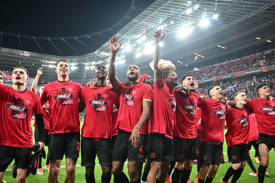 Bayer Leverkusen bricht historischen Europa-Rekord - Leverkusens Spieler feiern mit den Fans nach der Partie.