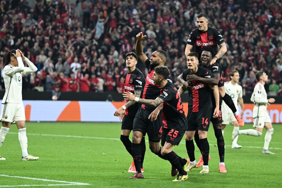 Bayer Leverkusen steht im Europa-League-Finale - Die Leverkusener Spieler jubeln nach dem Slapstick-Eigentor von Gianluca Mancini.