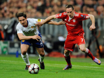 Bayern gelingt Last-Minute-Sieg gegen Manchester - Franck Ribery (r.) im Duell mit Gary Neville