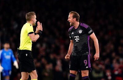 Bayern hadern nach Handspiel - Ist das ein Kinderfehler? - Mit den Schiedsrichterentscheidungen waren die Bayern um Harry Kane (r) nicht zufrieden.