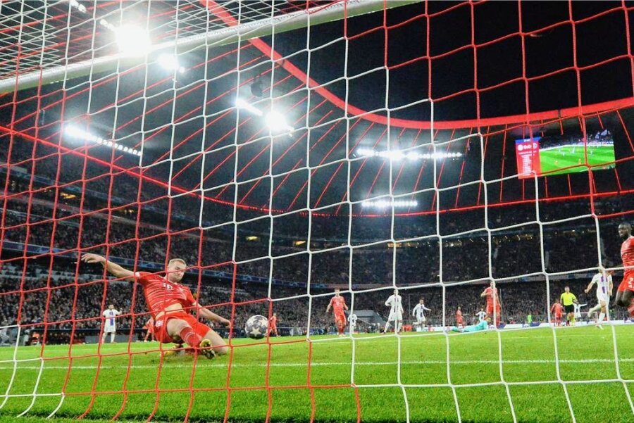 Bayern schmeißt Paris aus der Champions League: Eine Grätsche ins Glück - Der einzige Moment, an dem das Spiel zu kippen drohte: Matthijs de Ligt (links) grätscht einen Vitinha-Schuss von der Münchner Torlinie. 