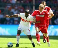 Bayern sichert gegen VfB die Champions League - Bastian Schweinsteiger (r.) im Zweikampf mit Stuttgarts Cacau