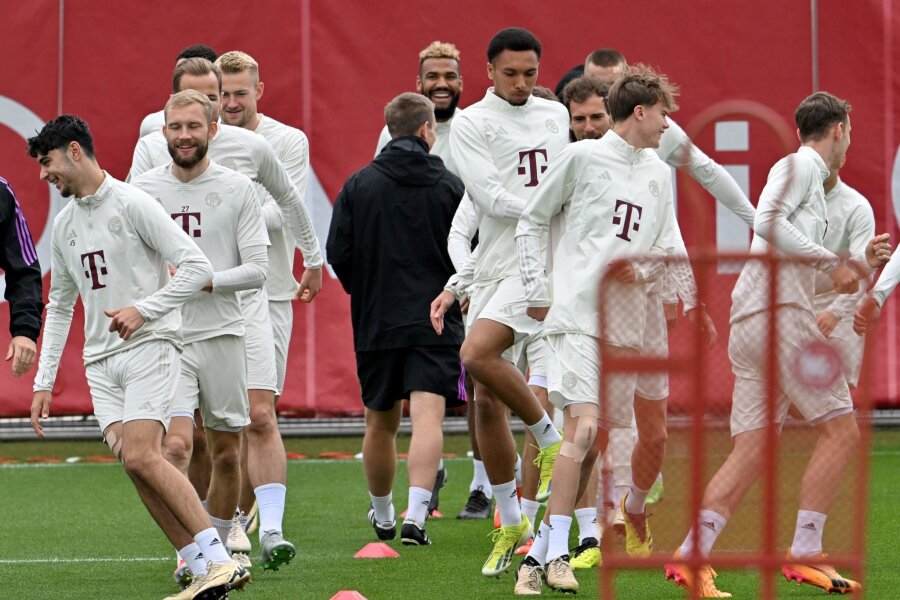 Bayern-Training vor Real mit de Ligt, Musiala und Dier - Die Spieler des FC Bayern München beim Abschlusstraining.