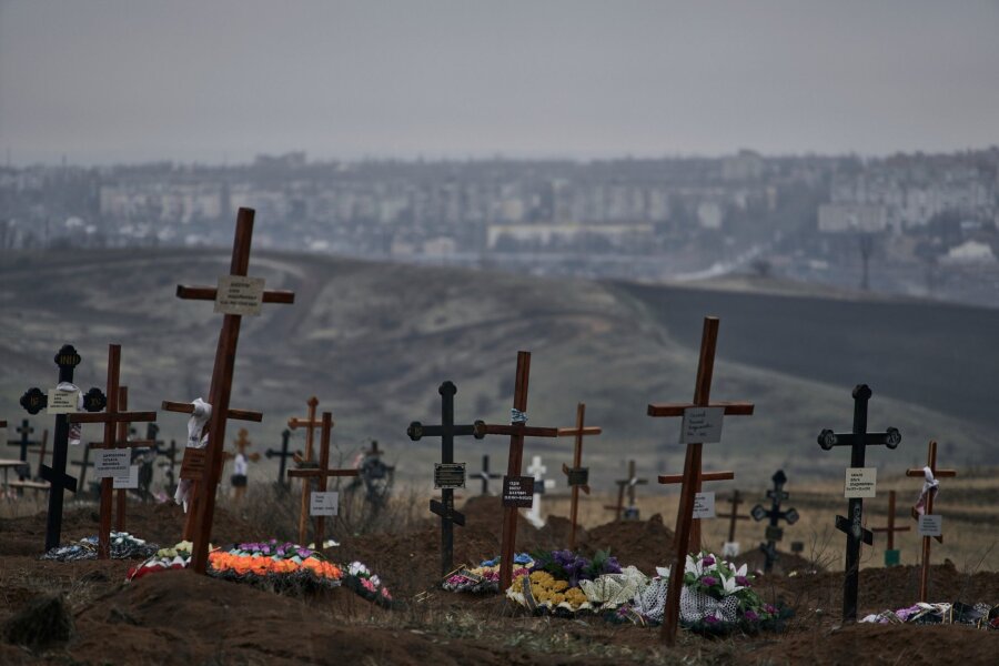 BBC: Mehr als 50.000 russische Gefallene in Ukraine gezählt - Gräber von gefallenen Soldaten auf einem Friedhof.
