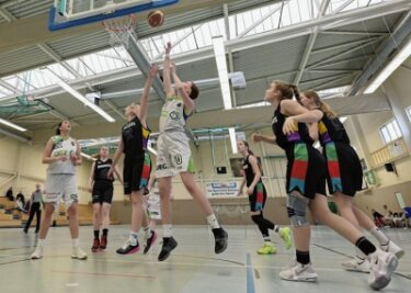 BC Zwickau nimmt WM-Euphorie mit in die neue Saison - Die Chemcats Chemnitz II gehören auch in der neuen Saison zur Konkurrenz der Basketballerinnen des BC Zwickau (weiße Trikots) in der Oberliga Sachsen.
