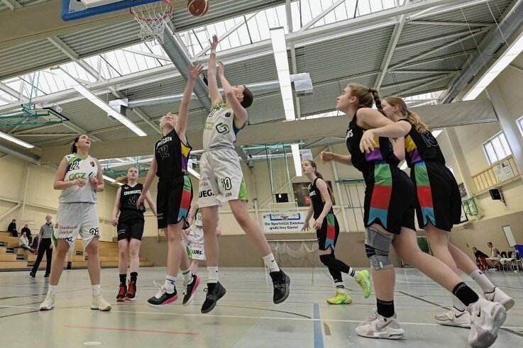 BC Zwickau nimmt WM-Euphorie mit in die neue Saison - Die Chemcats Chemnitz II gehören auch in der neuen Saison zur Konkurrenz der Basketballerinnen des BC Zwickau (weiße Trikots) in der Oberliga Sachsen.