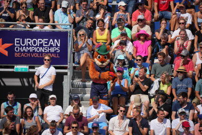 Gfreidi, das Maskottchen der European Championships, steht während einer Spielpause im Publikum.