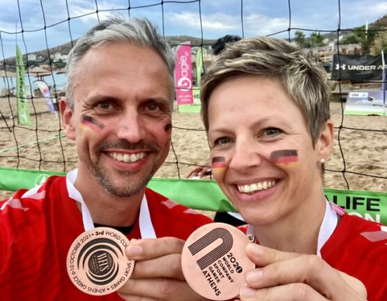Beachvolleyball-Duo landet nächsten Coup - Das sind die guten Stücke: Die Freude über die Bronzemedaillen ist Kristin und André Glöckner anzusehen. 
