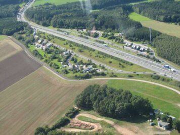 Beamte registrieren mehr als 100 Ordnungswidrigkeiten bei Großkontrolle auf A 72 - Ein langer Stau bildet sich während der Kontrolle am Niedercrinitzer Autobahnparkplatz.
