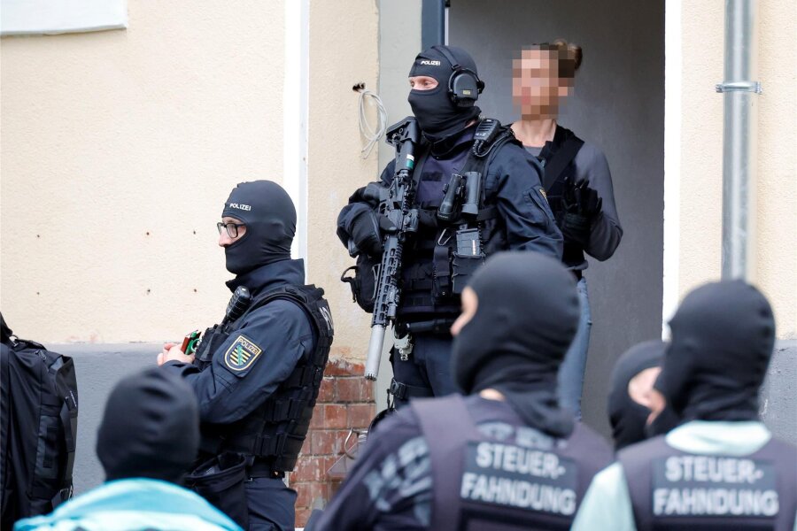 Beamte stürmen mehrere Wohnungen im Chemnitzer Stadtteil Ebersdorf - 6 Uhr am Morgen stürmten Beamte von Zoll, Steuerfahndung und Kriminalpolizei mehrere Häuser im Stadtteil Ebersdorf.