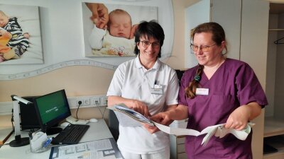 Oberärztin Àgnes Zirkel (l.) und die leitende Hebamme Peggy Kruggel unterstützen Frauen, deren Baby in Beckenendlage im Bauch liegt. Auch eine natürliche Geburt ist im Krankenhaus Mittweida dann noch möglich.