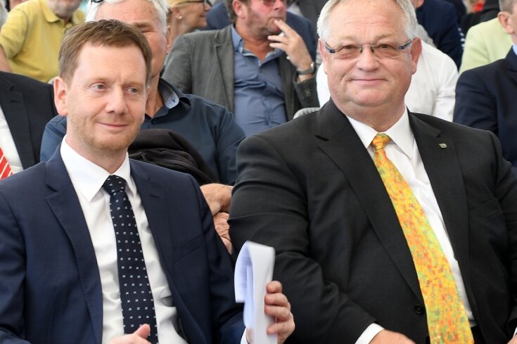 Für Sachsens Ministerpräsidenten, Michael Kretschmer, und Frankenbergs Bürgermeister, Thomas Firmenich (r.), ist die Absage des gemeinsam vorangetriebenen Tages der Sachsen 2022 eine Niederlage. Hier freuten sich die Politiker bei der Eröffnung der Landesgartenschau 2019 an der großen Bühne in der Zschopauaue. 