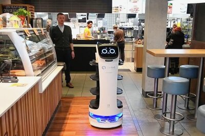 Bedienroboter bei McDonald's in Aue übersteht die Probezeit nicht - Bellabot hat zur Probe bei McDonald's in Aue bedient. Jetzt muss sie aber zu den Entwicklern zurückkehren. 