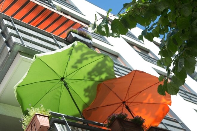 Bedienung des Schirms schon im Geschäft testen - Sonnenschirme und Markisen bringen Schatten. Damit die Anschaffung funktioniert, sollte beim Kauf einiges beachtet werden. 