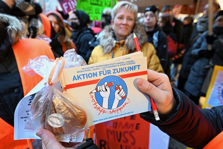 Bedrohte Jugendangebote in Chemnitz vor der Rettung: Reicht das aus? - Die Proteste der Chemnitzer gegen die geplanten Schließungen von Jugendeinrichtungen - wie hier im Dezember - haben sich offenbar gelohnt. Das Rathaus glaubt, Geld für deren Erhalt gefunden zu haben. 