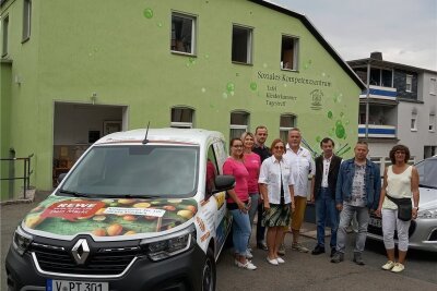 Bedürftigen-Einrichtung in Plauen erweitert Fahrzeugflotte - eBei der Übergabe des neuen Fahrzeuges an der Tafel für Bedürftige an der Plauener Schloßstraße.
