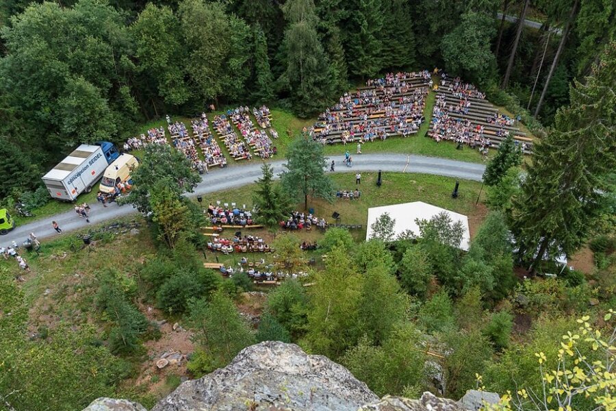 Beerheider planen Kirmes und Fest - Auch einen Gottesdienst wollen die Beerheider in diesem Jahr wieder am Röthelstein organisieren. Sie hoffen, dass der Zuspruch am 29. August ähnlich groß wird, wie das im Bild im Jahr 2019 war. 