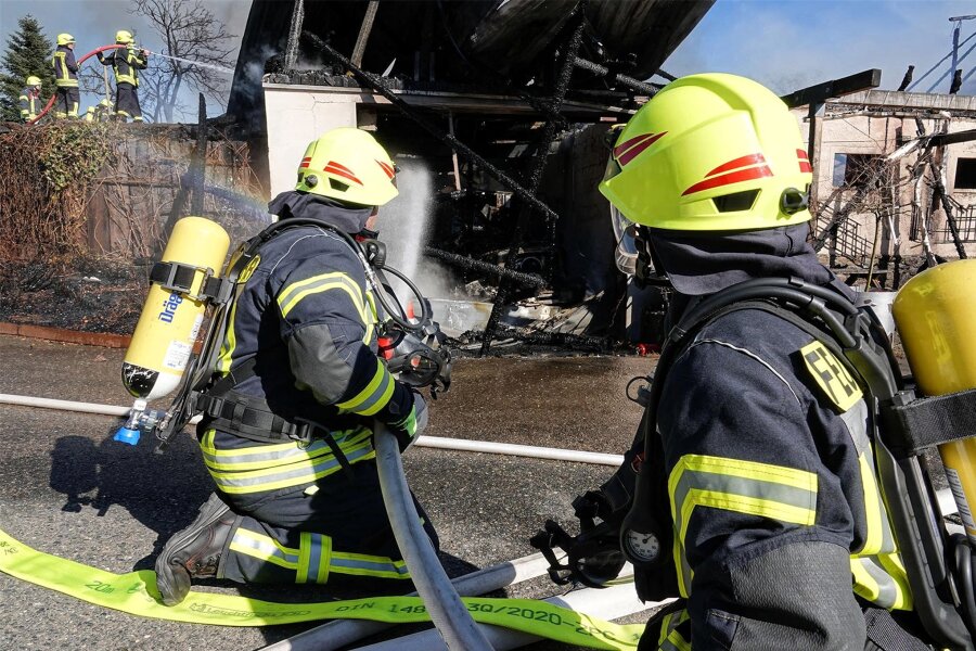 Beerwalde: Großbrand verwüstet Hof – Über 80 Feuerwehrleute im Einsatz - Am Sonntag ist es gegen 11.10 Uhr in Beerwalde (Klingenberg) zu einem Großbrand gekommen.