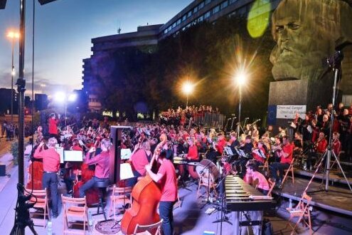 Rund 200 Musiker aus mehreren Ländern Europas führen Beethovens 9. Sinfonie vor dem Chemnitzer "Nischel" auf. 