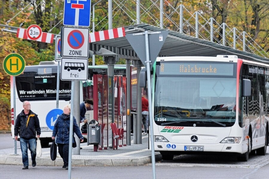 Beflügelt das 49-Euro-Ticket den Nahverkehr in der Region? - Pauschal 49 Euro im Monat: Ob dafür mehr Menschen das Auto stehen lassen und lieber wie hier am Busbahnhof am Wernerplatz in Freiberg zusteigen, ist noch nicht abzusehen. 