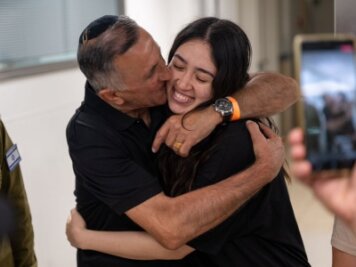 Befreite Gaza-Geisel ruft zu Überwindung des Hasses auf - Die israelische Geisel Noa Argamani (r) umarmt Familienangehörige im Sheba Tel-HaShomer Medical Centre, nachdem sie von der israelischen Armee aus der Gefangenschaft im Gazastreifen befreit wurde.