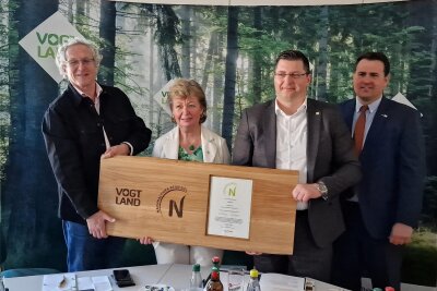 Begehrtes Zertifikat aus Holz zeigt: Vogtland ist nachhaltige Reiseregion - Von links Peter Zimmer (Tour Cert), die Landräte Martina Schweinsburg und Thomas Hennig sowie Andreas Kraus (TVV).