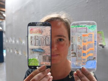 Begehungen locken mit kreativer Fülle in die "Leerzeit" - Paula Carralero Bierzynska war eine der Residenzkünstlerinnen in Chemnitz. Ihre Hinterglasmalereien auf Handydisplays zielen auch auf Nachhaltigkeit gegen die Wegwerfgesellschaft. 