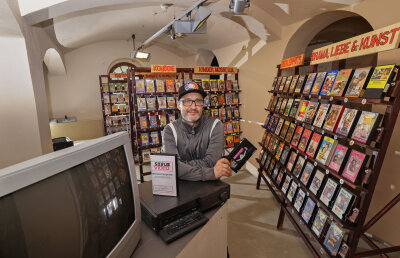 "Begehungen" starten im ehemaligen Daetz-Centrum in Lichtenstein - Willkommen in der Videothek! Medienkünstler Thorsten Wagner aus Hamburg hat eine für die "Begehungen" nachgebaut, sie geht auf seine einst privat gesammelten Videokassetten zurück.