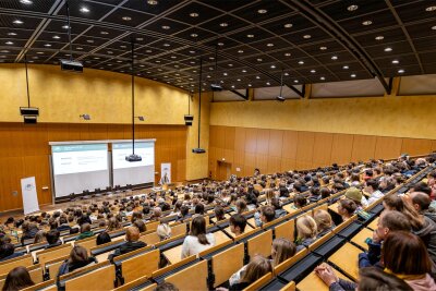 Begeisterung am Campus: Rund 4000 Studieninteressierte am Tag der offenen Hochschulen an der TU Chemnitz - Hörsaal TU Chemnitz zum Tag der offenen Hochschulen