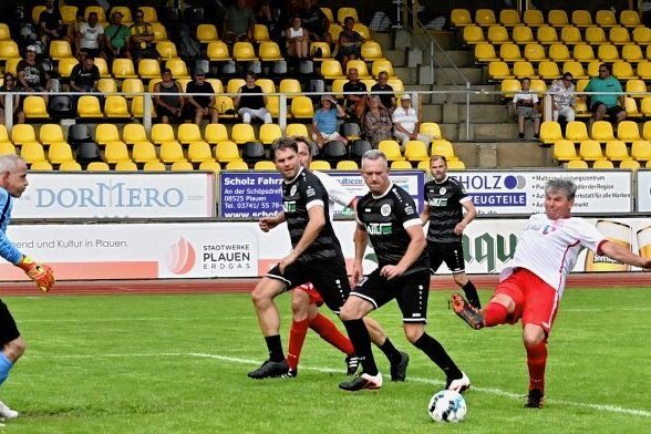 Beginn einer neuen Zeitrechnung - In ihren schwarzen Trikots setzten (von links) Andreas Richter, Catalin Popa und Michael Ott gegen Rot-Weiß Erfurt in einem sehenswerten Spiel voll auf die Offensive. 