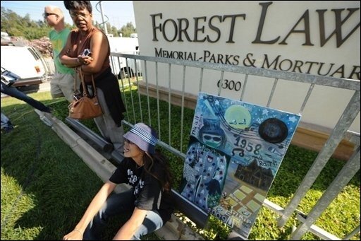 Begräbnis von Michael Jackson mit anschließender Trauerfeier - Anderthalb Wochen nach dem plötzlichen Tod von Michael Jackson findet heute in Los Angeles die Beerdigung der Pop-Legende sowie eine Trauerfeier mit tausenden Fans statt. Das Bild zeigt Fans vor dem Forest-Lawn-Friedhof, wo Jackson beigesetzt wird.