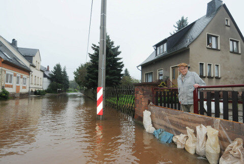 Hochwasser in der Straße des Friedens in Niederlungwitz: Anwohner Werner Finzel blickte besorgt auf die Flut.
