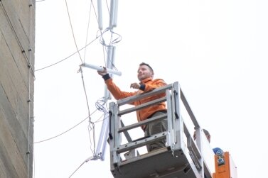 Behebung der Unwetterschäden läuft - Lucien Tunger begann am Montag am Plauener Rathausturm mit der Reparatur der LED-Beleuchtung. 