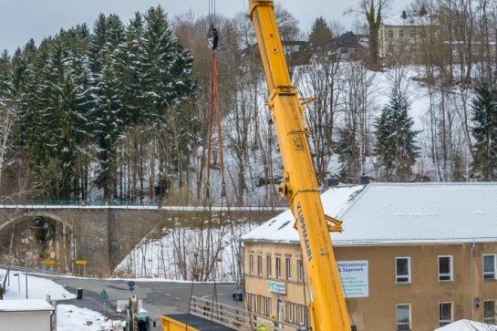 Behelfsbrücke aufgesetzt - 