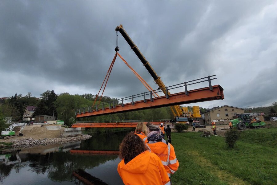 Behelfsbrücke schwebt in Lunzenau ein - Die neue Behelfsbrücke über die Mulde in Lunzenau wird per Kran eingehoben.