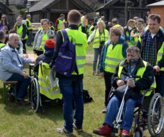 Behinderte testen Nahverkehr - In Muldenberg haben sich am Freitag über 100 Menschen mit und ohne Handicap auf dem Flößerplatz versammelt.