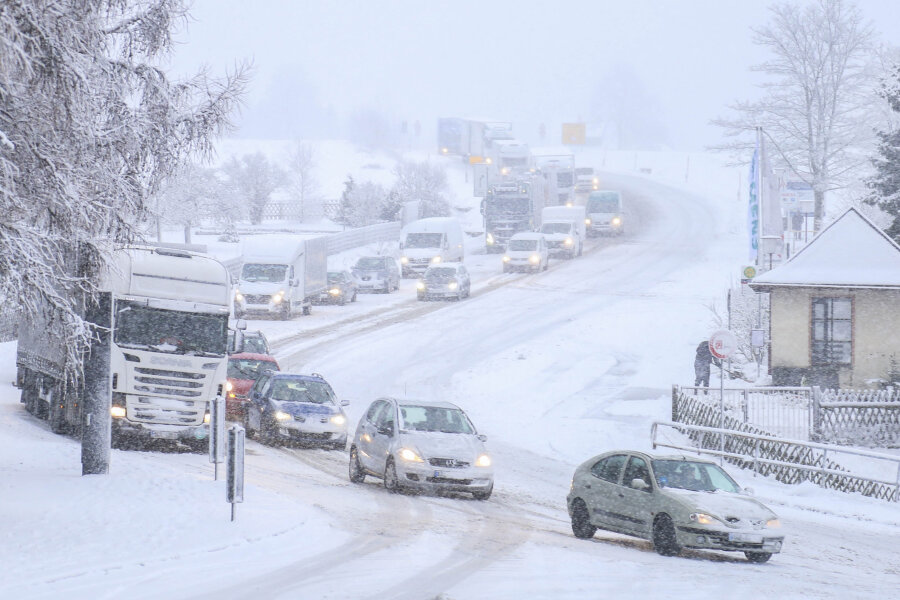 Behinderungen auf winterglatter Fahrbahn in der Region - Auf der B 174 zwischen Zschopau und Heinzebank ging es durch die neuen Schneefälle am Freitagmorgen zeitweise kaum voran.