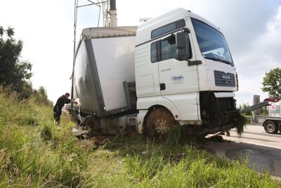Behinderungen nach Lkw-Unfällen auf der A4 bei Meerane - Ein 19-Jähriger kam auf der A4 ca. zwei Kilometer nach der Ausfahrt Meerane mit seinem Lkw von der Fahrbahn ab und kippte in den Straßengraben.