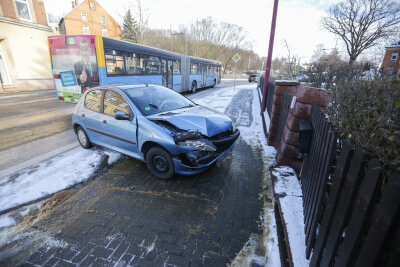 Behinderungen nach Schneefall - Dieser Peugeot fuhr an der Limbacher Straße gegen einen Baum.