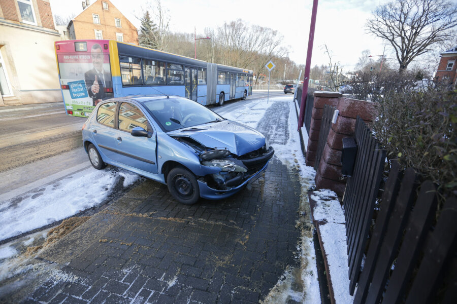 Behinderungen nach Schneefall - Dieser Peugeot fuhr an der Limbacher Straße gegen einen Baum.