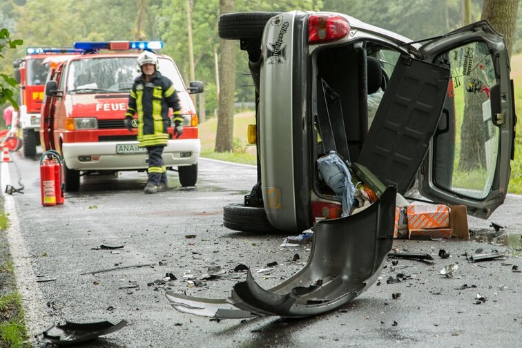 Beim Zusammenstoß zwischen zwei Autos auf der S 262 zwischen Bärenstein und Königswalde sind am Mittwochvormittag zwei Menschen verletzt worden.