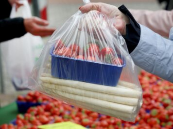 Behörde klärt Spargel-Aprilscherz nach vier Jahren auf - Erdbeeren und Spargel werden gern gemeinsam gekauft.