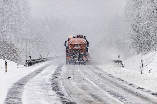 Behörden-Fazit:  "Winterdienst-Routen im Vogtland zuverlässig betreut" - Für mehr als 56.000 Straßenkilometer sind vier Straßenmeistereien im Vogtlandkreis beim Winterdienst zuständig. 