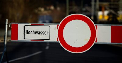 Behörden lernen Umgang mit Hochwasserfrühwarnungen - Ein "Hochwasser - Durchfahrt verboten" Schild.
