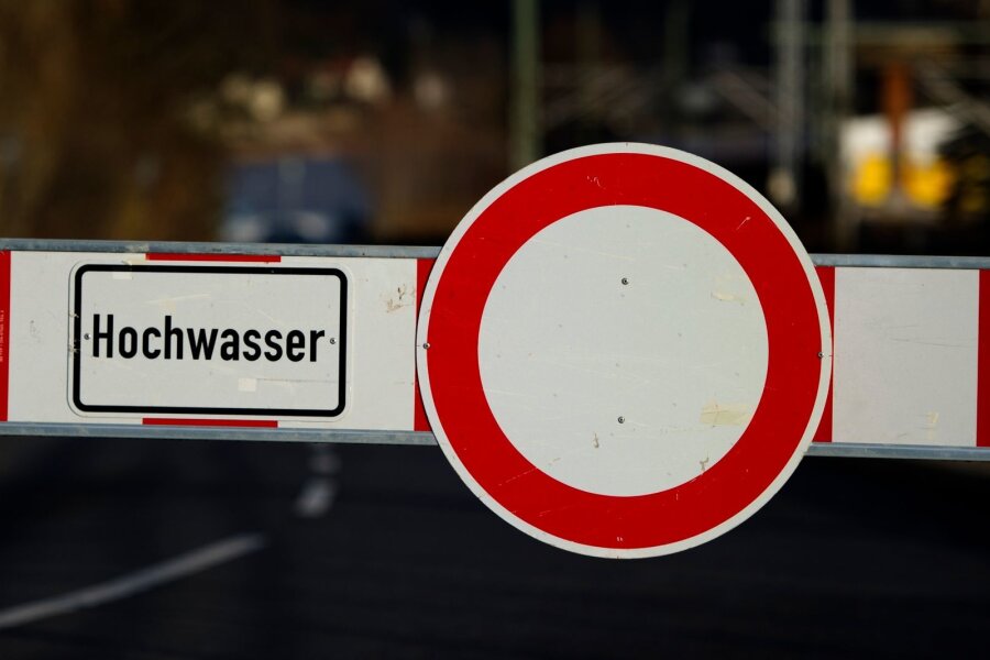 Behörden lernen Umgang mit Hochwasserfrühwarnungen - Ein "Hochwasser - Durchfahrt verboten" Schild.