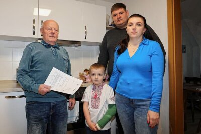 Behördenwirrwarr in Zwickau: Ukrainische Familie soll aus vermittelter Wohnung wieder ausziehen - Siegfried Gerber (links) hilft Dimitro und Anna Sytnyk bei ihren Problemen beim Erhalt des Mietvertrages in seinem Haus. 