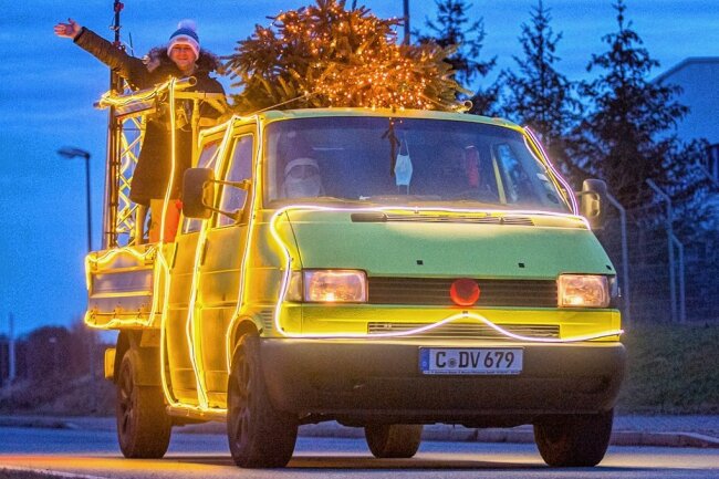 Behördenwut kontra Bürgernähe: Landratsamt untersagt Weihnachtsmobil im Erzgebirge - So sieht es aus, das bei vielen Menschen mittlerweile bekannte und beliebte Weihnachtsmobil. DJ Erzbeat alias Martin Naumann: "Es sollte zur Tradition werden, doch nun wird es verboten." 