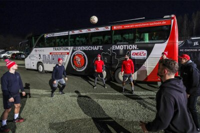 Bei Auswärtsspielen in Krefeld: Glasflasche und Steine fliegen in Richtung des Eispiraten-Mannschaftsbusses - Mit dem Mannschaftsbus fahren die Eispiraten Crimmitschau zu Auswärtsspielen.
