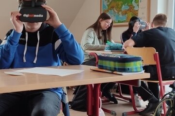 Bei Berufsberatung setzt Praxisberaterin auf VR-Brillen - Im Unterricht der 8. Klasse an der Oberschule Zschorlau kommen VR-Brillen zum Einsatz. 